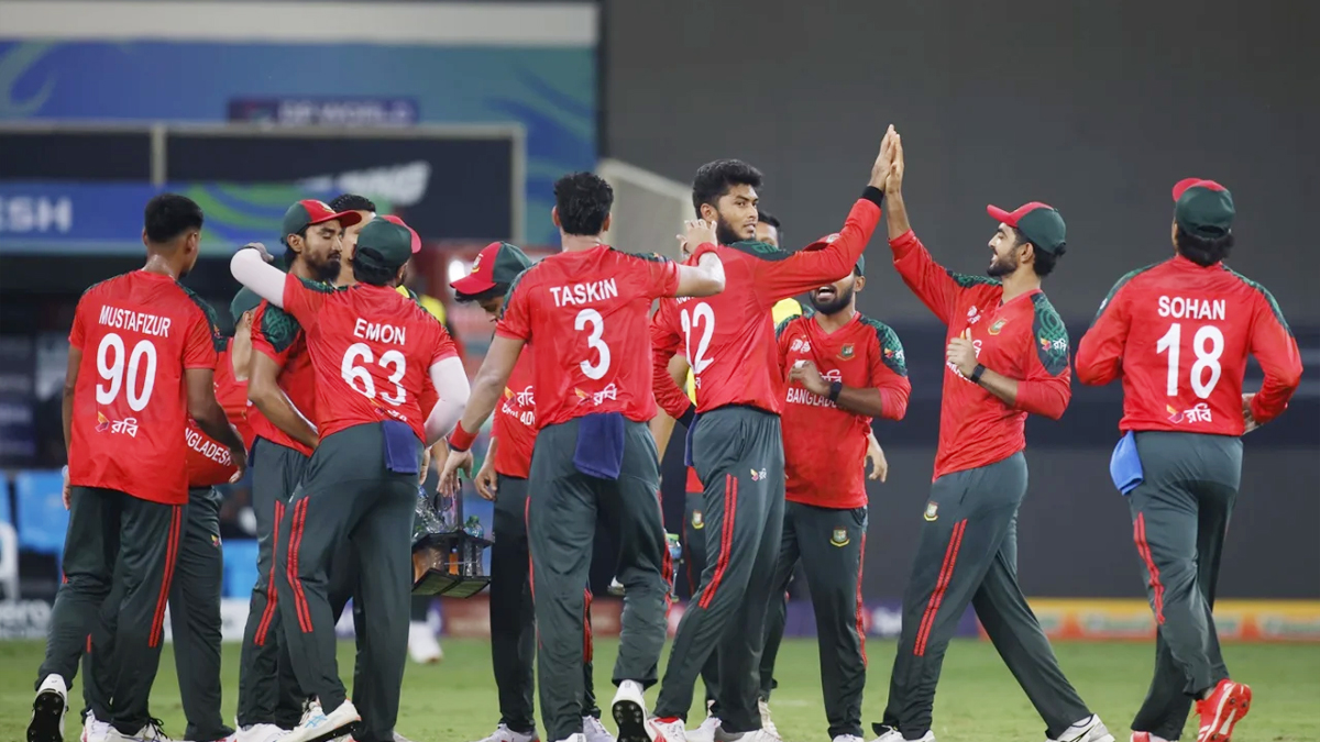 পাওয়ারপ্লেতে মাত্র ২৭, অর্ধেক ইনিংস শেষে পাকিস্তান ৪৬/৪