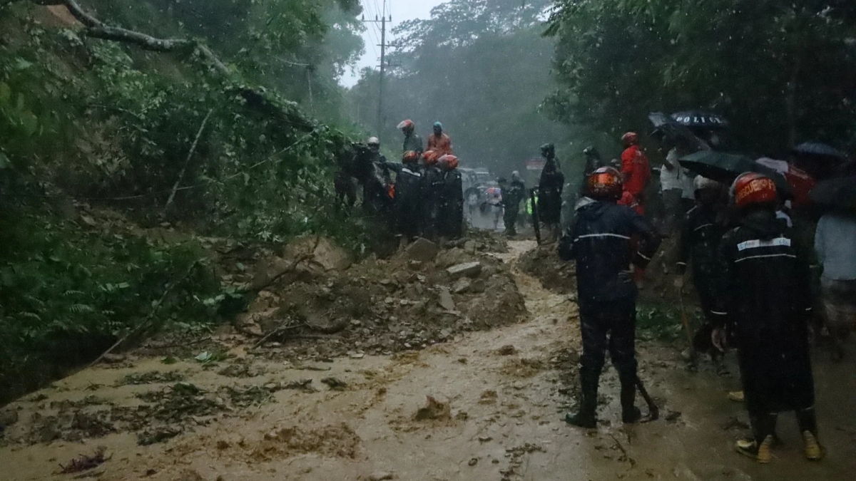 বৃষ্টি-ঢলে ফুঁসছে নদী— জলাবদ্ধতা ও বন্যা পরিস্থিতির মাঝেই বাড়ছে পাহাড়ধসে প্রাণহানি