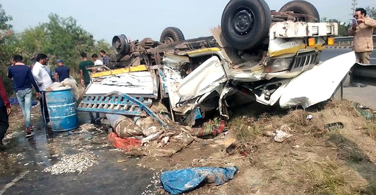 কুমিল্লায় ট্রাক উল্টে ৪ জনের প্রাণহানি
