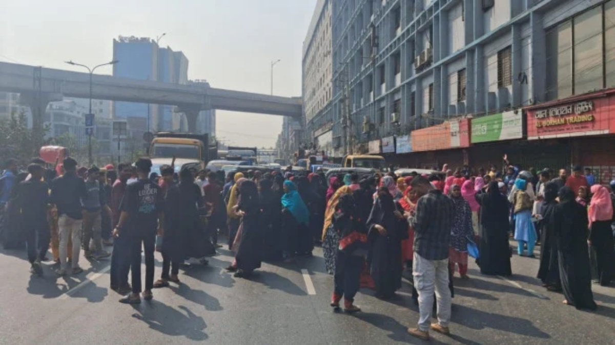 বনানীতে শ্রমিকদের সড়ক অবরোধ, পুলিশের আশ্বাসে প্রত্যাহার