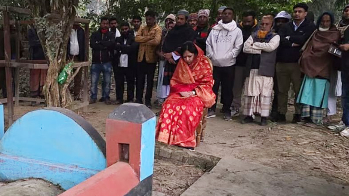 দাদা-দাদির কবর জিয়ারত করে নির্বাচনি কার্যক্রম শুরু রুমিন ফারহানার