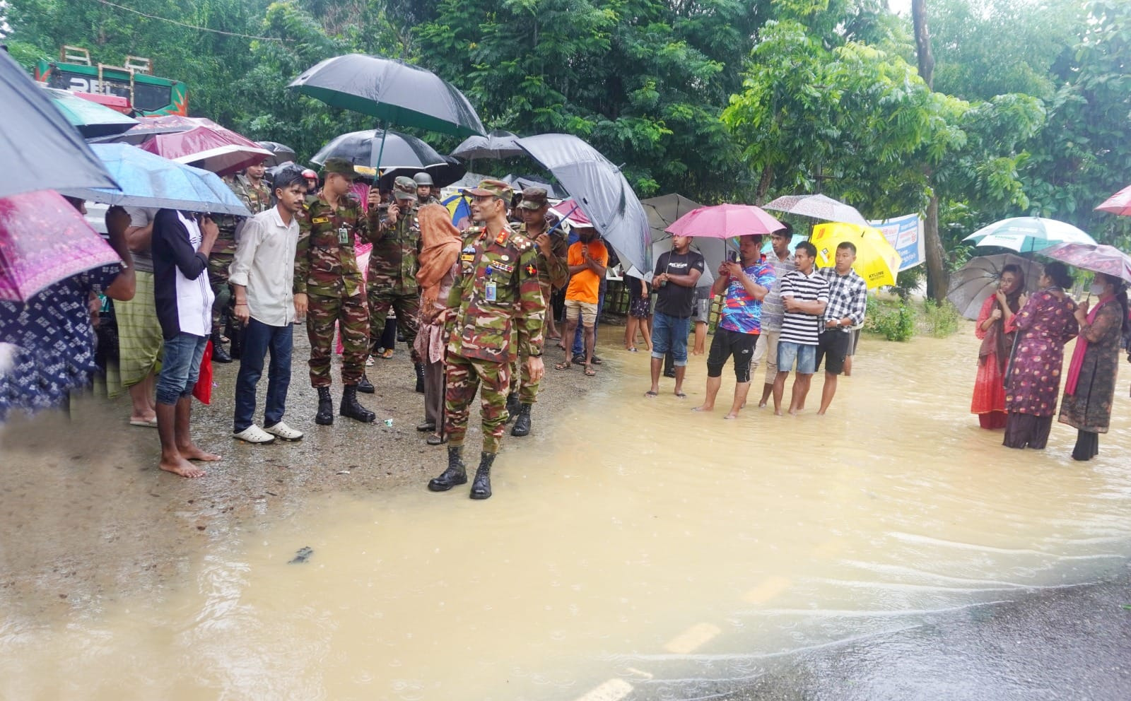 খাগড়াছড়িতে অস্থিতিশীল বন্যা পরিস্থিতি উত্তরণে মাঠে সেনাবাহিনী