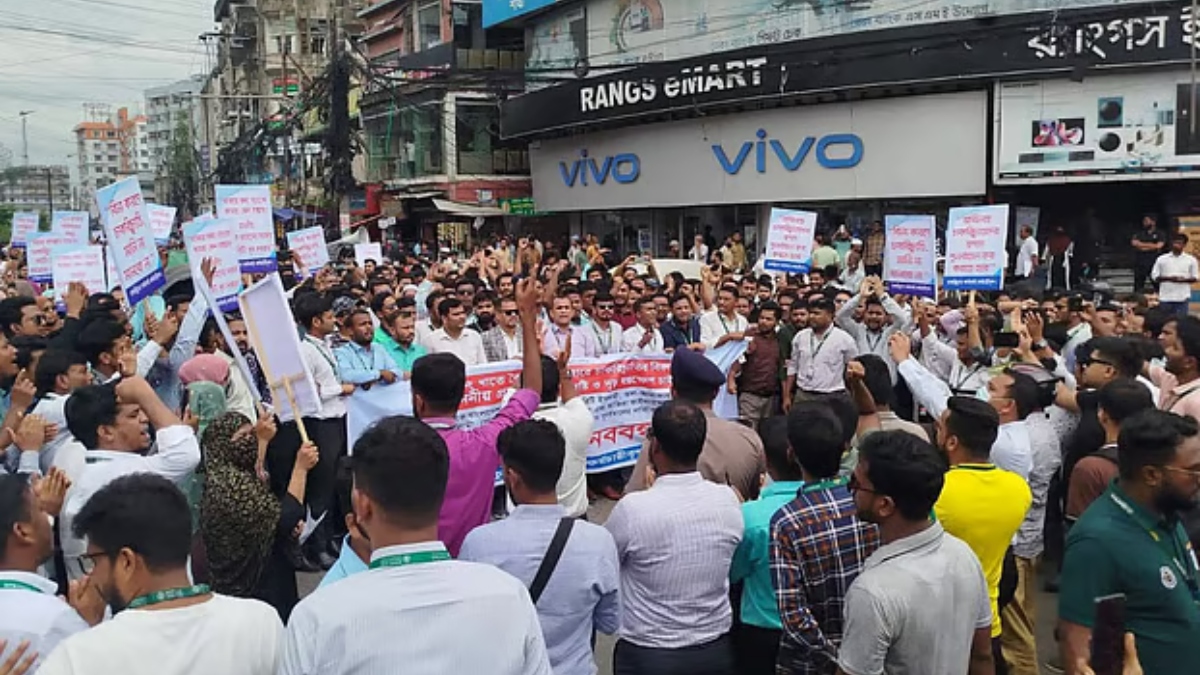 পুনর্বহালসহ ১০ দাবিতে চট্টগ্রামে ৫ ব্যাংকের চাকরিচ্যুতদের মানববন্ধন