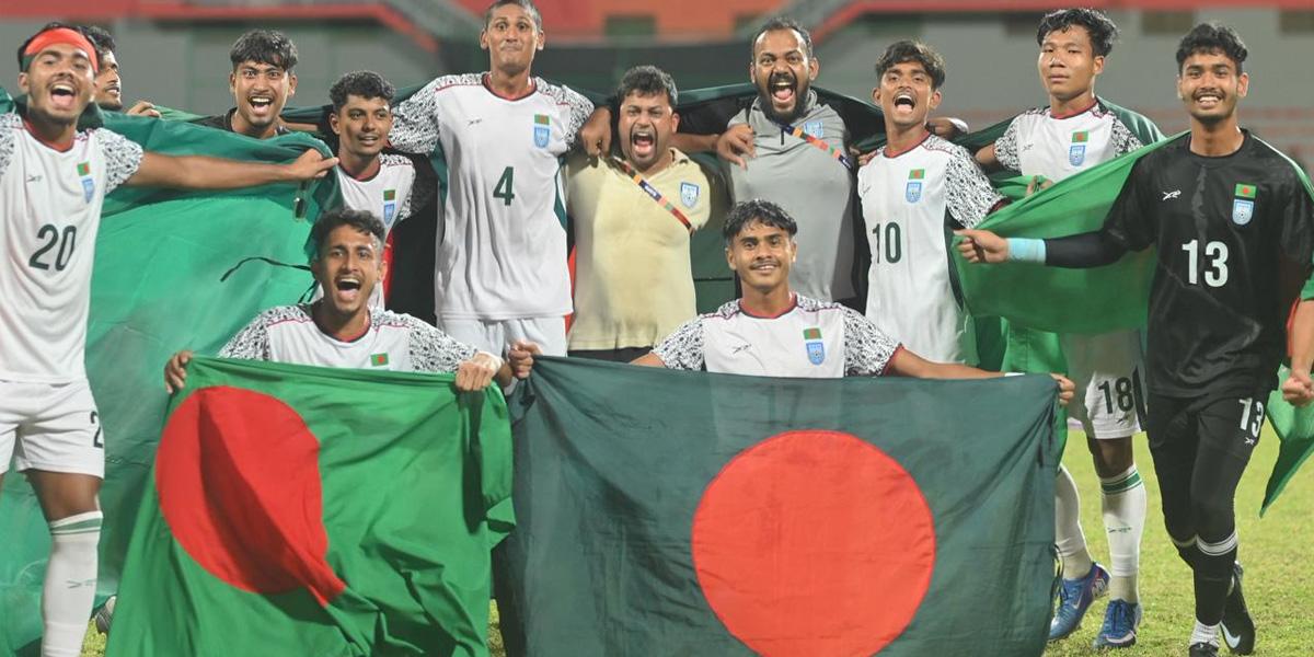 সাফজয়ী যুবাদের জন্য প্রস্তুত ছাদখোলা বাস, হাতিরঝিলে সংবর্ধনা