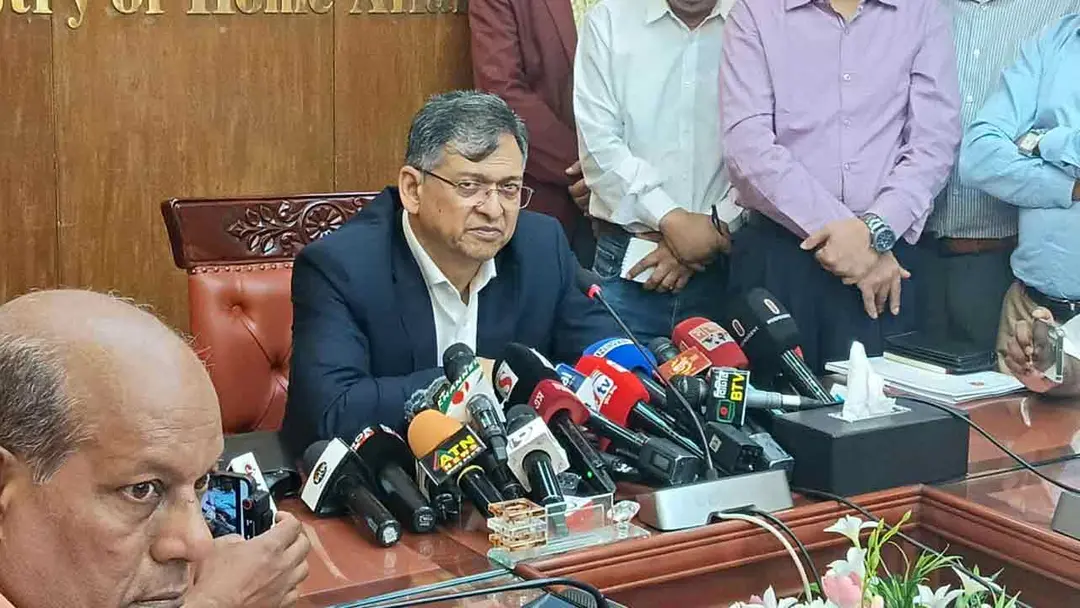 পুলিশের পোশাকে আবারও পরিবর্তন আসছে : স্বরাষ্ট্রমন্ত্রী