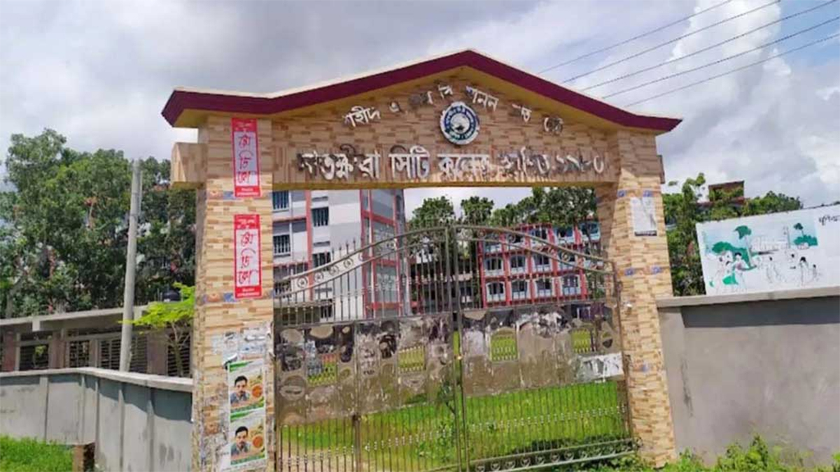 প্রথম পত্র পরীক্ষায় দ্বিতীয় পত্রের প্রশ্ন, ২০ মিনিট পর দেওয়া প্রশ্নপত্রও গত বছরের!