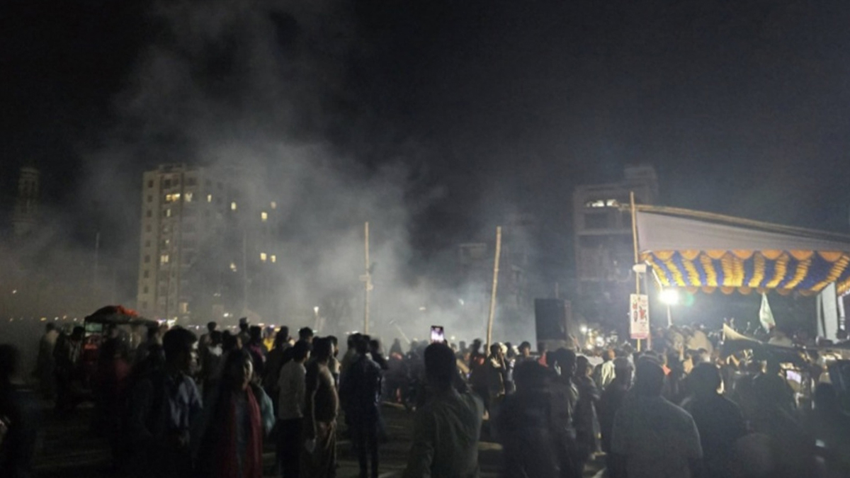 সাভারে এনসিপির সমাবেশে বিস্ফোরণ, প্রশাসনের সহায়তায় বোমা হামলার অভিযোগ নাহিদের