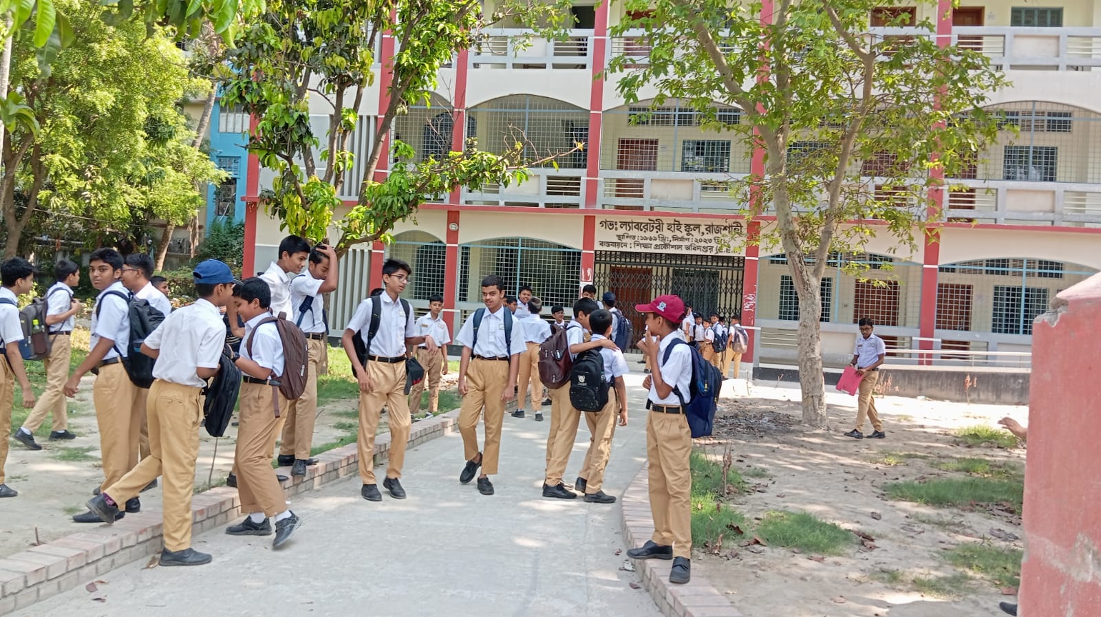 রাজশাহীতে তীব্র দাবদাহ মাথায় নিয়ে স্কুলে শিক্ষার্থীরা