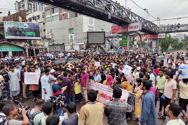 সায়েন্স ল্যাব মোড় অবরোধ করেছেন আন্দোলনকারীরা