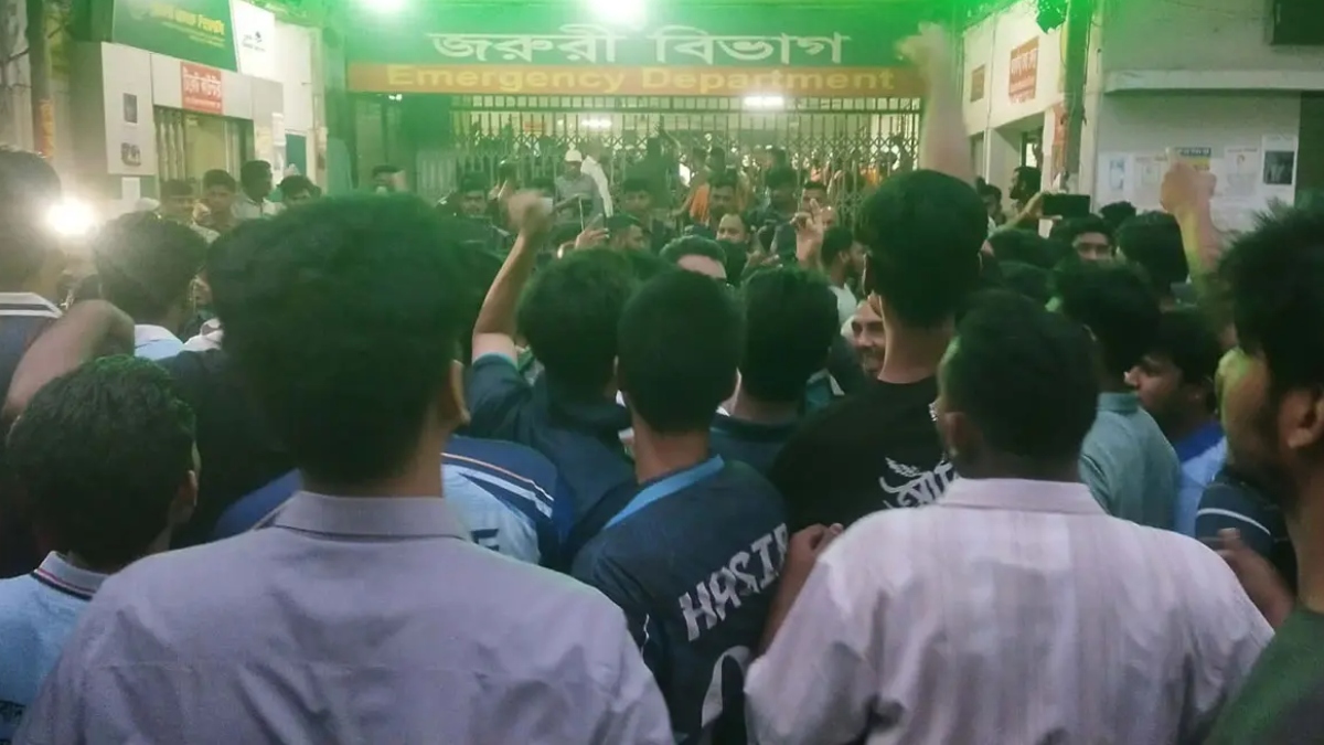 ঢামেক হাসপাতালের চিকিৎসকদের সঙ্গে ঢাবি শিক্ষার্থীদের হাতাহাতি, জরুরি বিভাগ বন্ধ