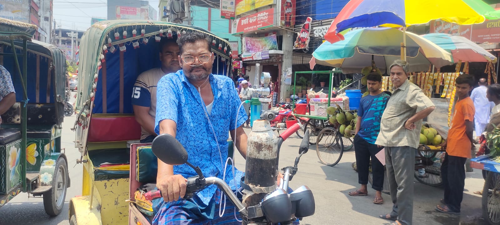অক্সিজেনের নল নাকে নিয়ে রিকশা চালানো সেন্টু আর নেই