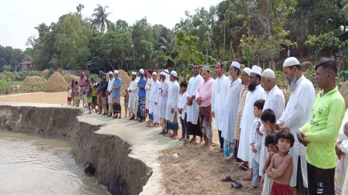 অষ্টগ্রামে খালে তীব্র ভাঙনে, হুমকিতে ইউপি ভবন-বাজার
