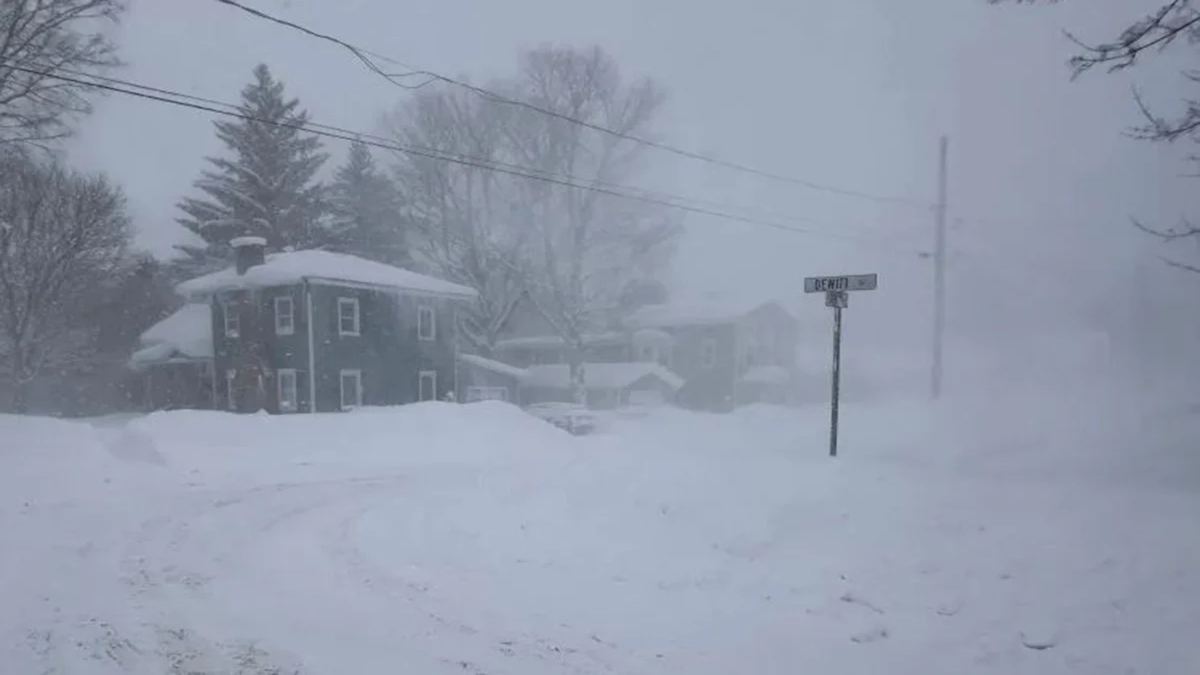 যুক্তরাষ্ট্রে তুষারঝড়: ১২ রাজ্যে জরুরি অবস্থা, বাতিল ১৩ হাজার ফ্লাইট