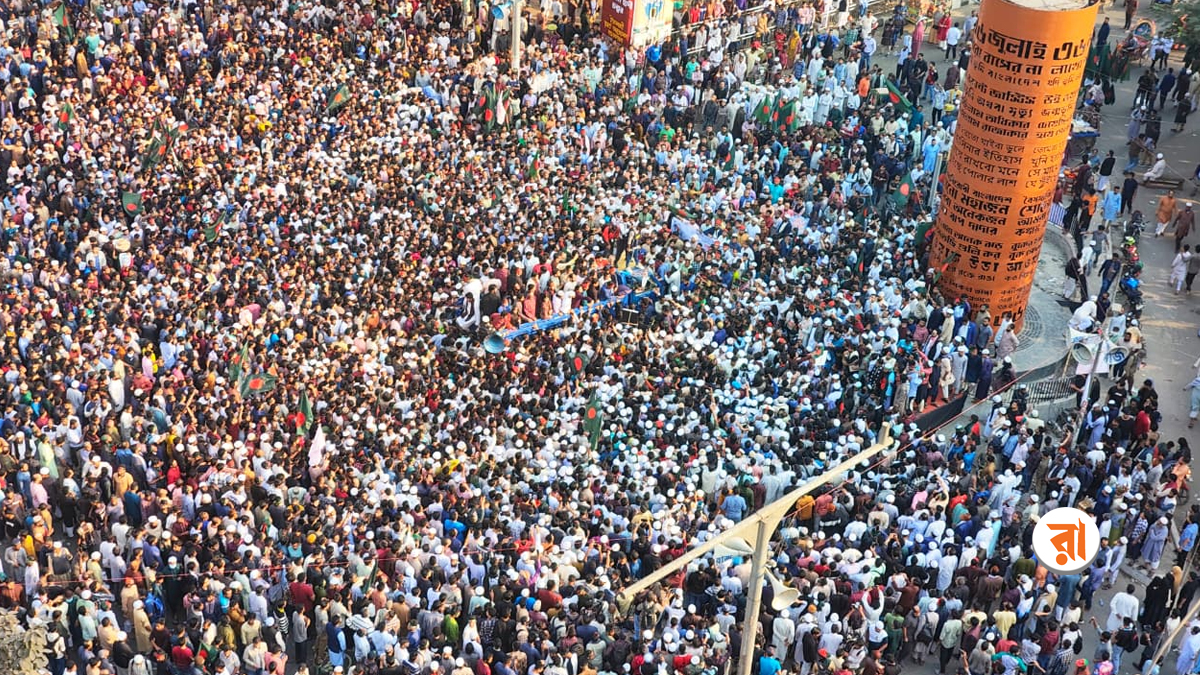 দেশের পথে ওসমান হাদির মরদেহ, শাহবাগে মানুষের ঢল