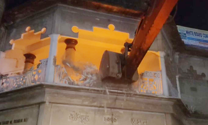 ছাত্র-জনতা গুঁড়িয়ে দিলো শামীম ওসমানের দাদার বাড়ি
