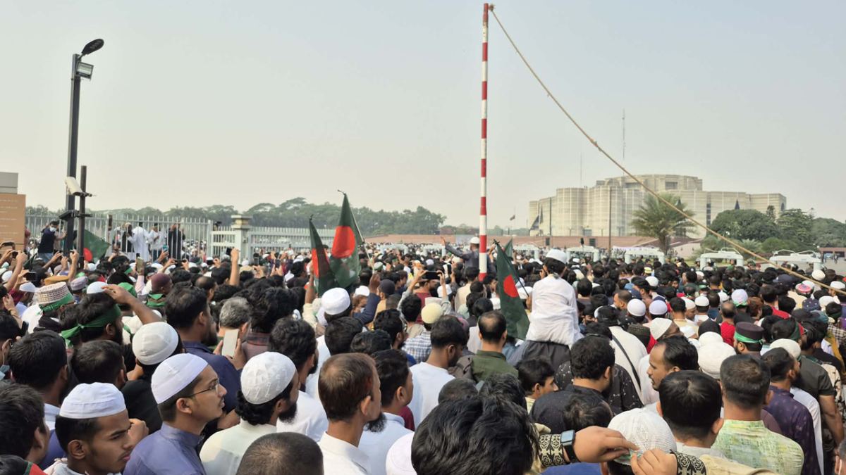 হাদির জানাজায় অংশ নিতে সংসদ ভবনের দক্ষিণ প্লাজা জনসমুদ্র