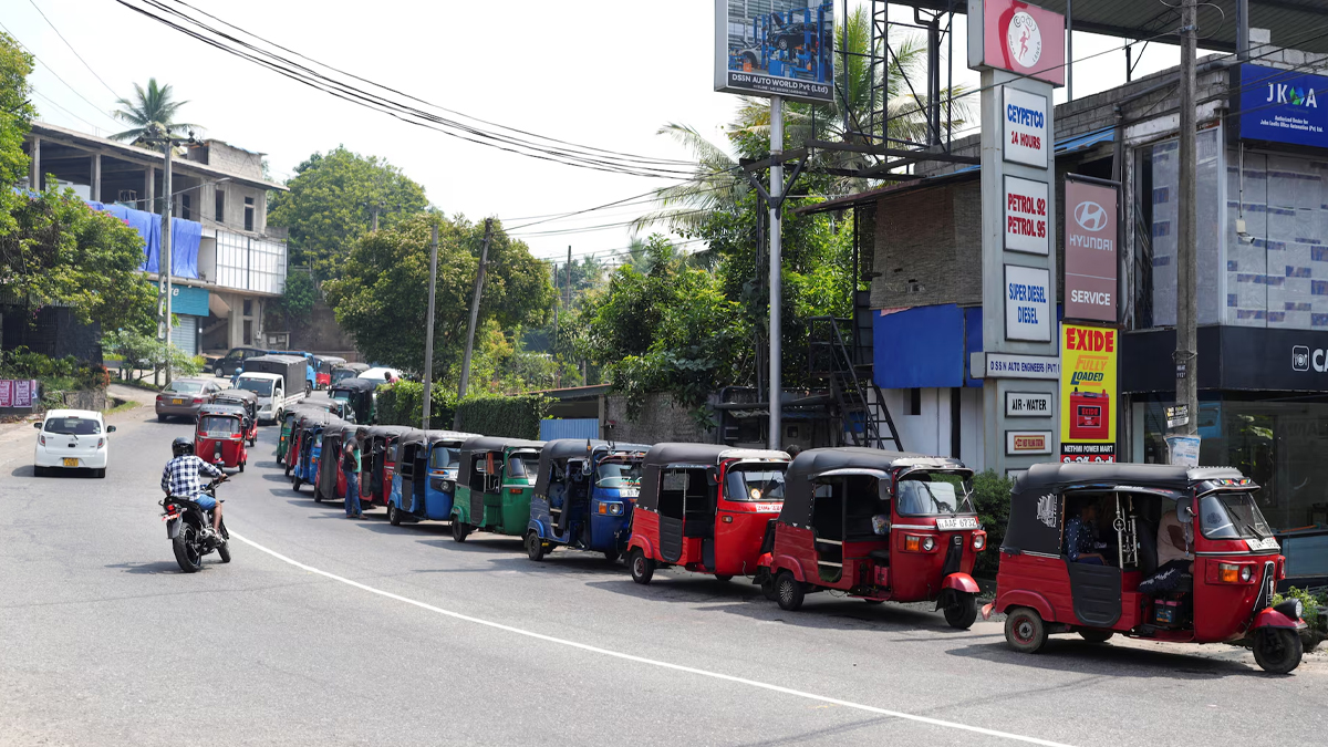 জ্বালানি সংকট: সপ্তাহে ৩ দিন ছুটি ঘোষণা শ্রীলংকায়