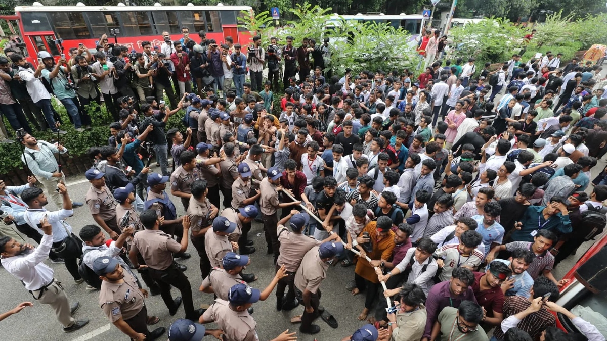 শিক্ষামন্ত্রীর পদত্যাগ দাবিতে ঢাবির ভিসি চত্বরে শিক্ষার্থীরা, পুলিশের বাধা