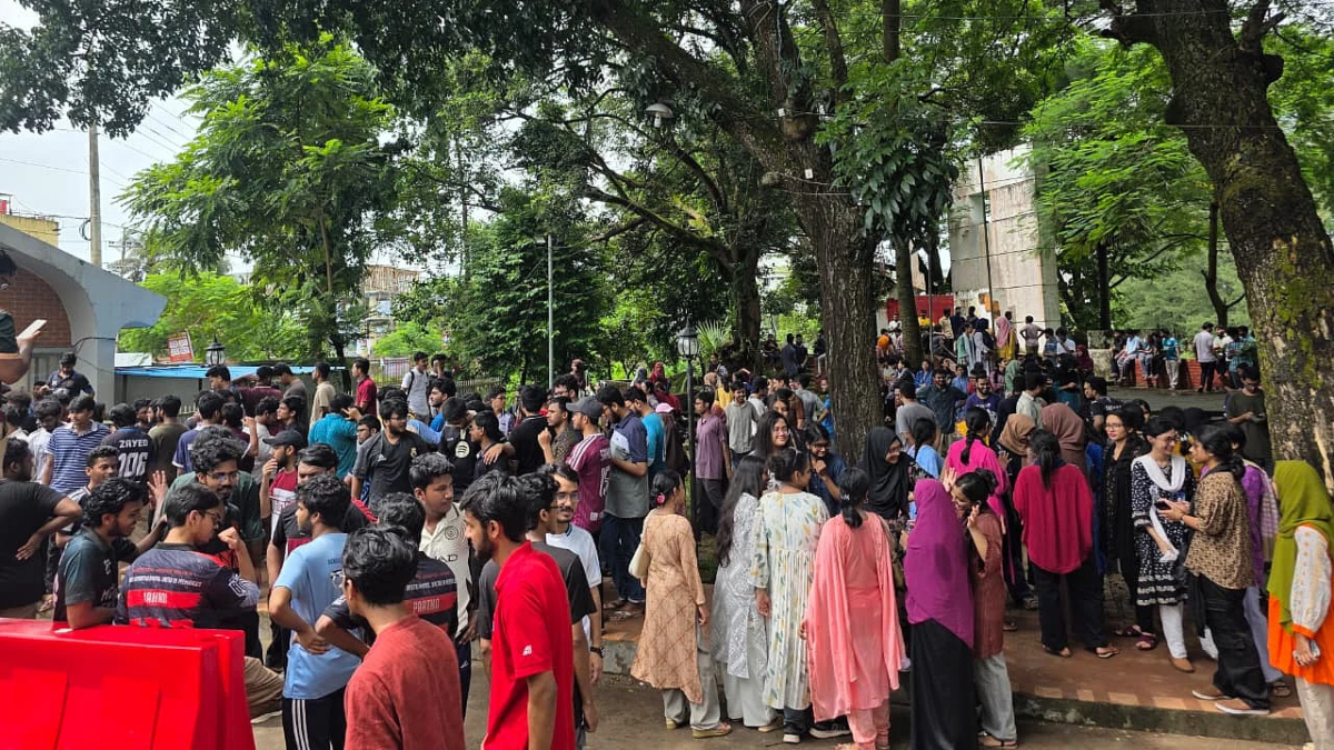 চুয়েটে উপাচার্য পরিবর্তনের প্রতিবাদে শিক্ষার্থীদের ‘কমপ্লিট শাটডাউন’