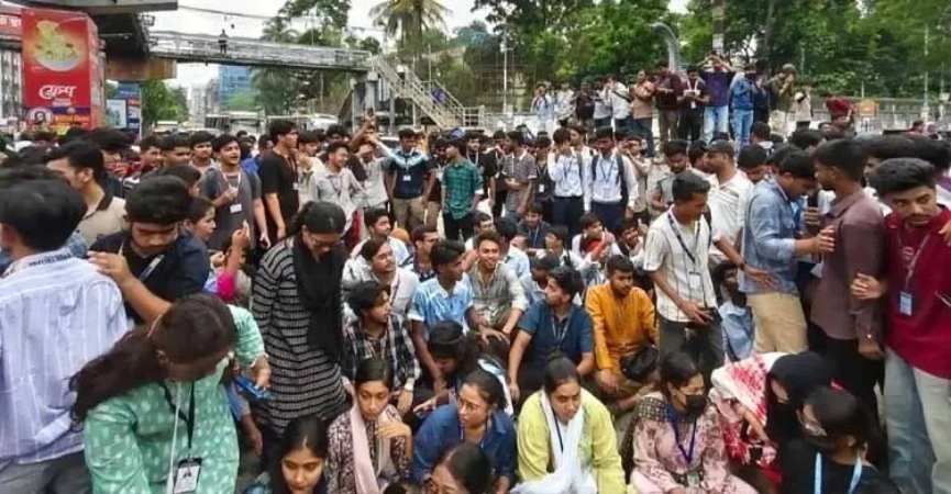 শিক্ষামন্ত্রীর পদত্যাগ দাবিতে শিক্ষার্থীদের সড়ক অবরোধ ও বিক্ষোভ