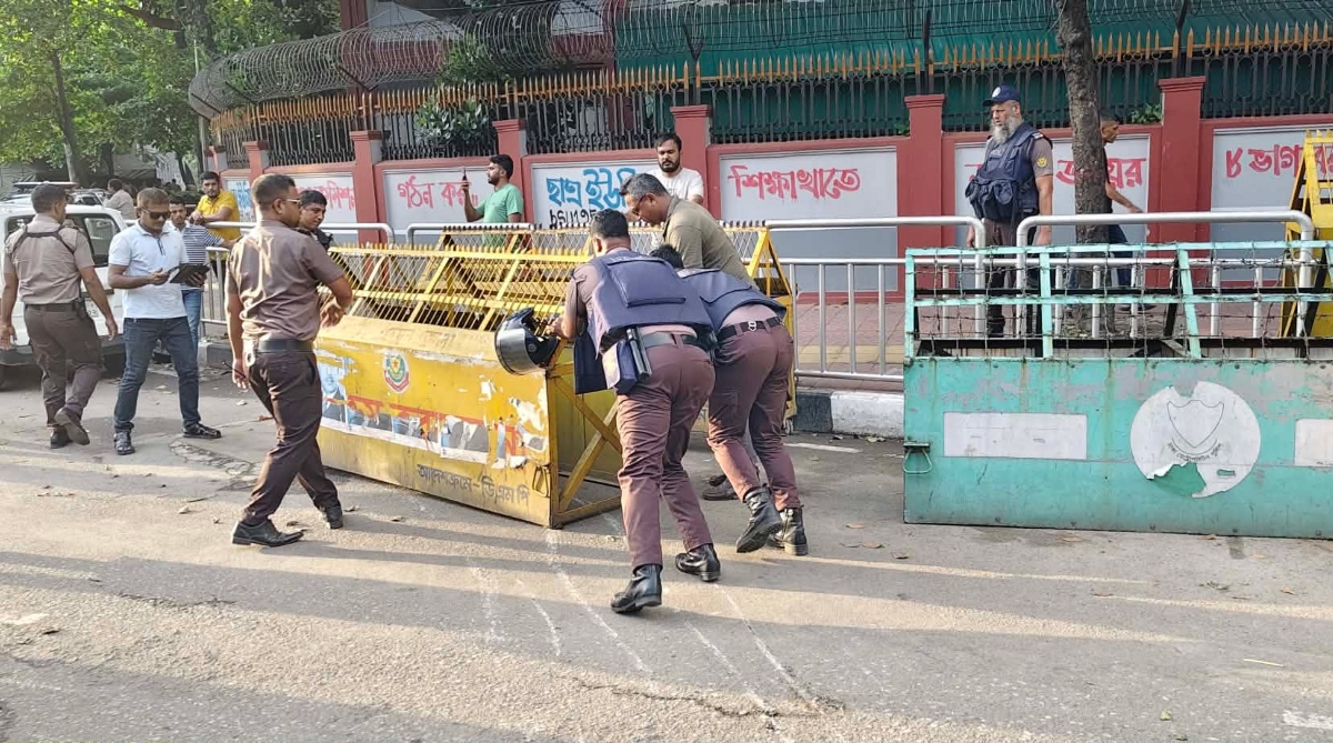 দেড় ঘণ্টা অবস্থানের পর শিক্ষা ভবনের সামনে থেকে সরলেন শিক্ষার্থীরা