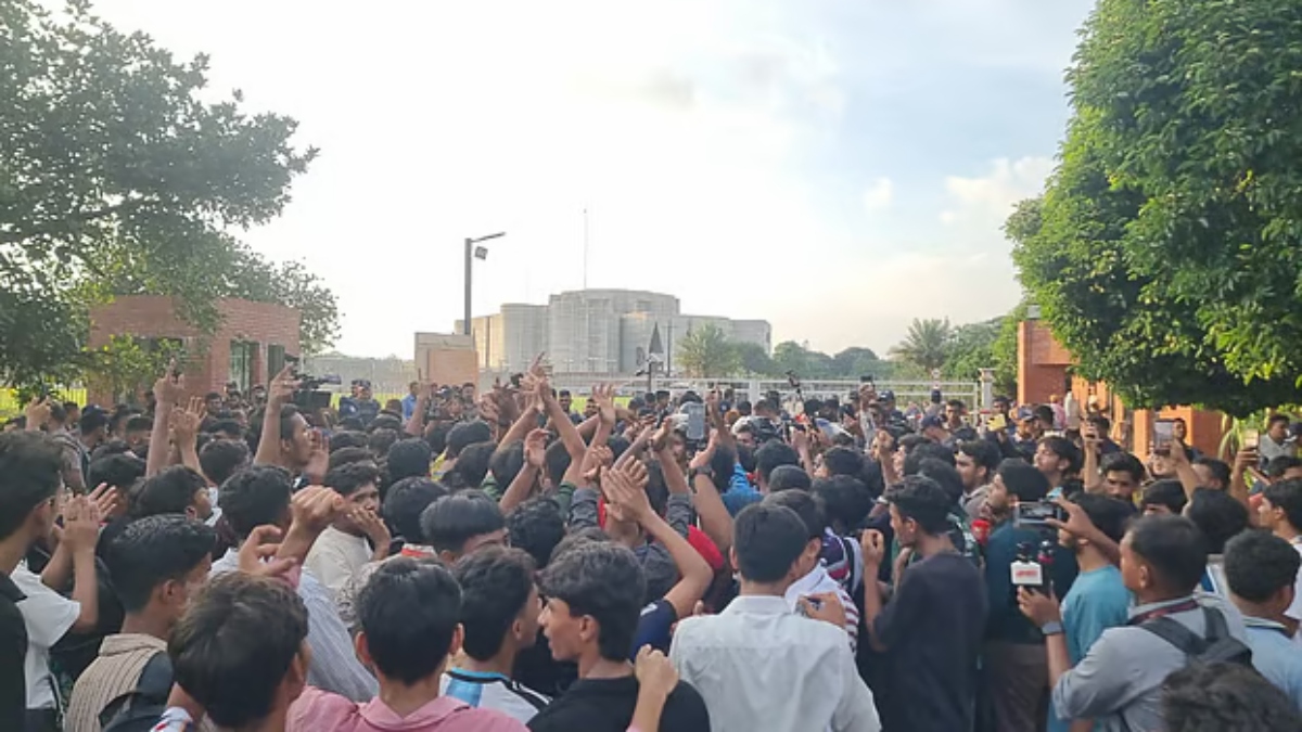 শিক্ষামন্ত্রীর পদত্যাগসহ ৩ দাবিতে সংসদ ভবনের সামনে শিক্ষার্থীদের অবস্থান