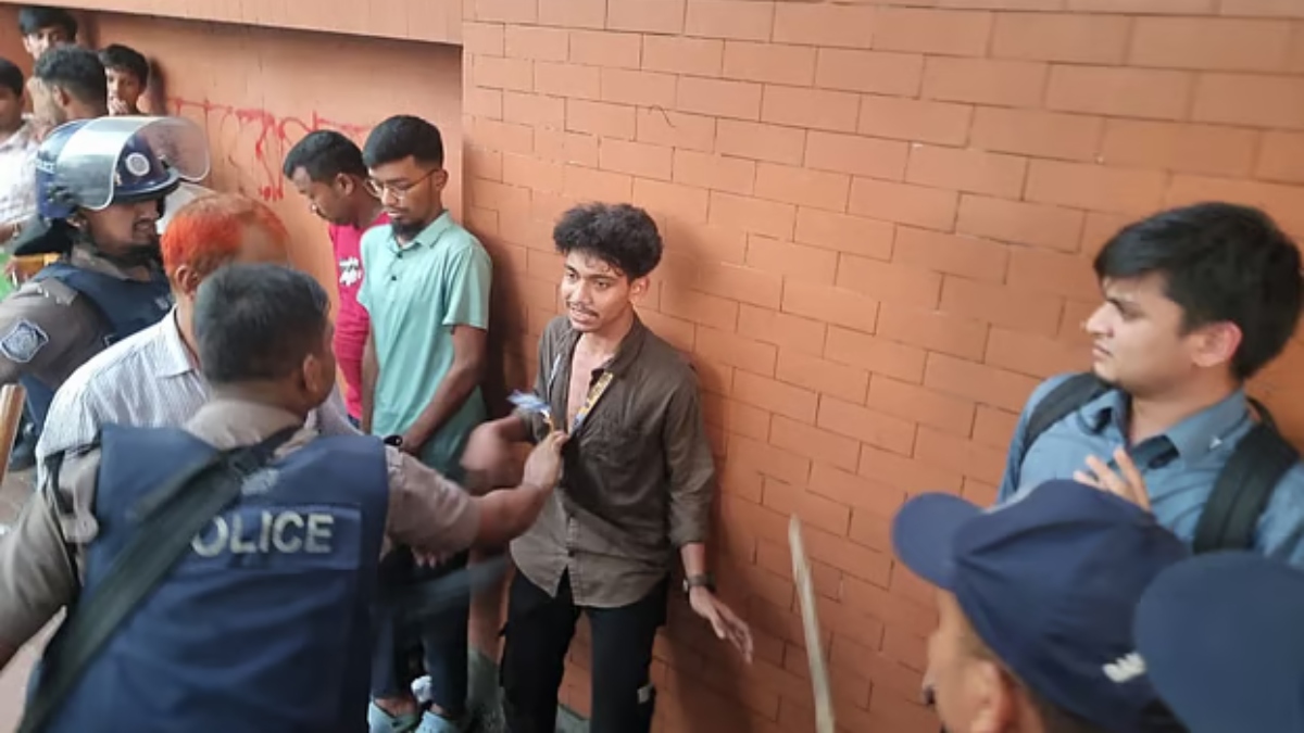সংসদ ভবনে প্রবেশের চেষ্টা শিক্ষার্থীদের, লাঠিচার্জ করে ছত্রভঙ্গ করল পুলিশ