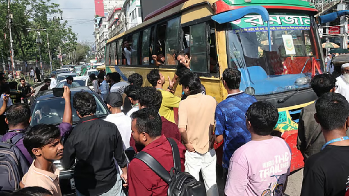 শিক্ষামন্ত্রীর পদত্যাগসহ ৩ দফা দাবি, সংসদ ভবন অভিমুখে শিক্ষার্থীরা