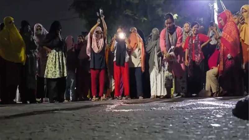 ইডেন কলেজে রাজনীতিমুক্ত ক্যাম্পাসের দাবিতে শিক্ষার্থীদের বিক্ষোভ