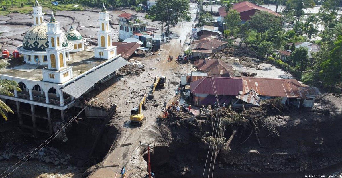 বন্যা-ভূমিধসে বিপর্যস্ত ইন্দোনেশিয়ার সুমাত্রা