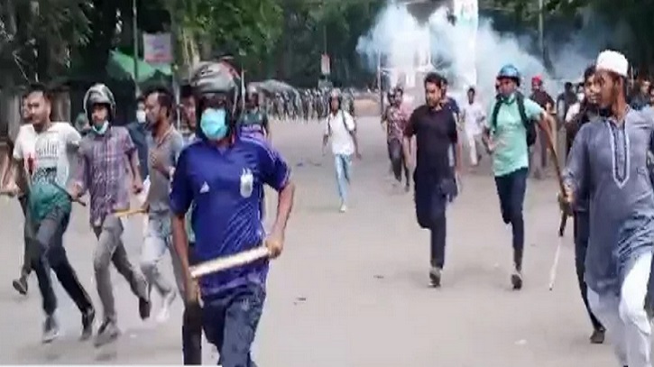 টিএসসিতে শিক্ষার্থীদের ছত্রভঙ্গে সাউন্ড গ্রেনেড বিস্ফোরণ