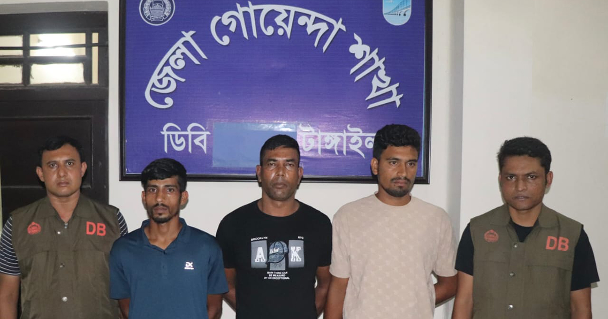 বাসে ডাকাতি ও যাত্রীদের শ্লীলতাহানি: গ্রেপ্তার দুজন রিমান্ডে, একজনের স্বীকারোক্তি