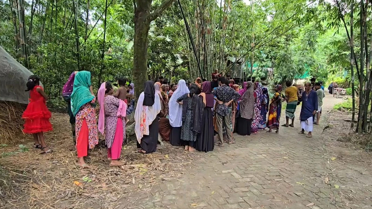আড়ায় ঝুলছিল মায়ের মরদেহ, মেঝেতে নিথর ৪ বছর বয়সী মেয়ে