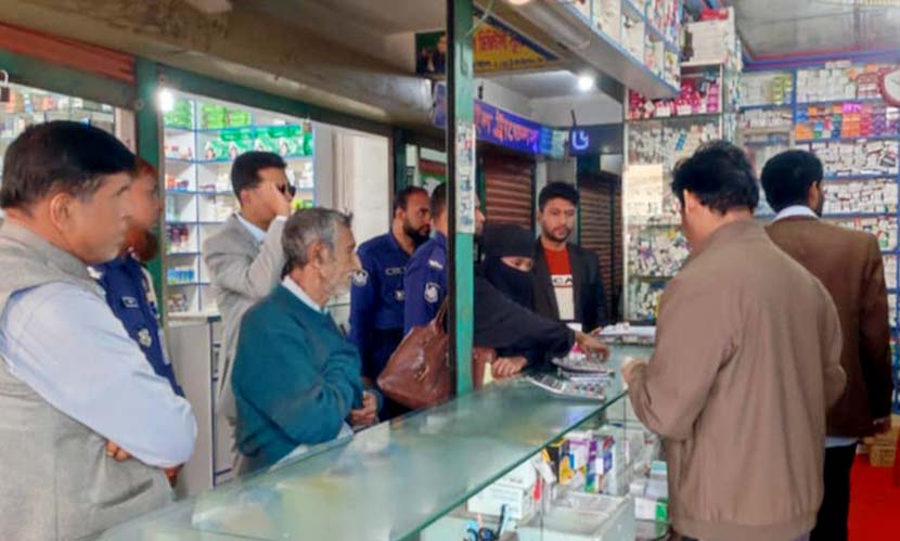 ফার্মেসিতে মেয়াদোত্তীর্ণ ওষুধ, ২ ব্যবসায়ীকে জরিমানা