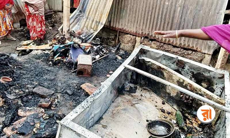 আগুনে অঙ্গার দিনমজুরের বসতঘর