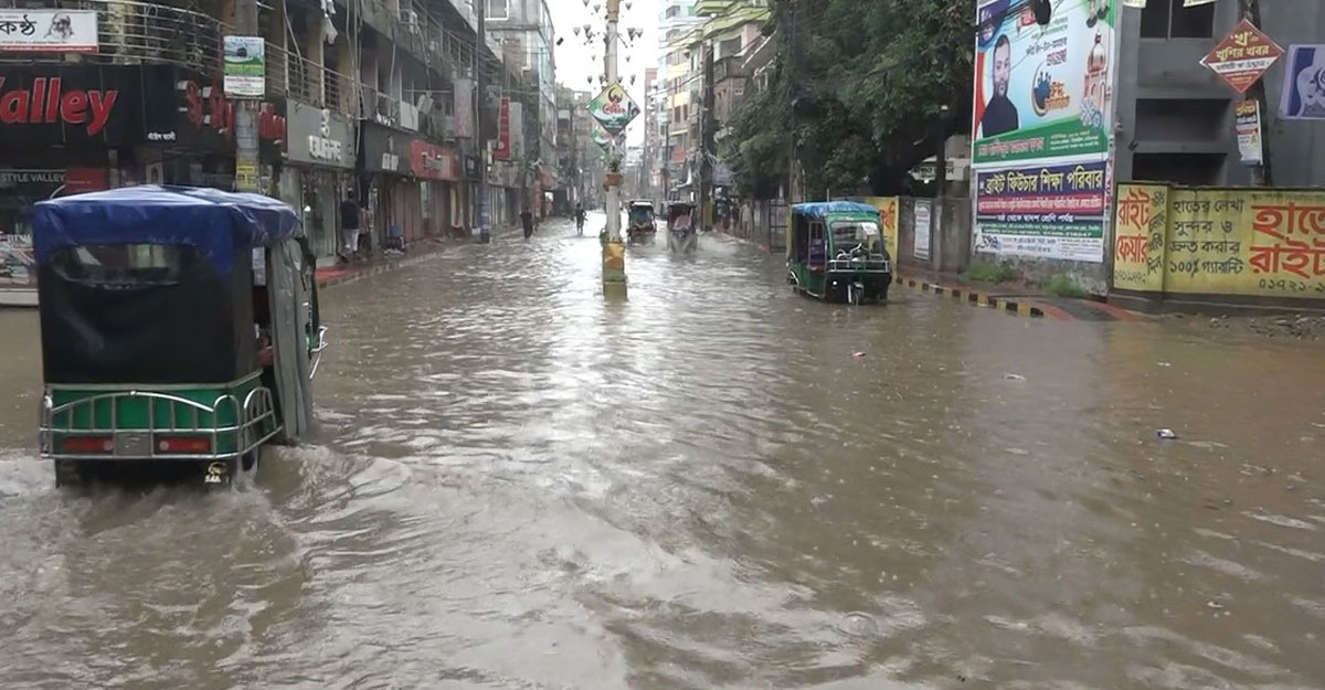 এক ঘণ্টার বৃষ্টিতে টাঙ্গাইল শহরে হাঁটুপানি