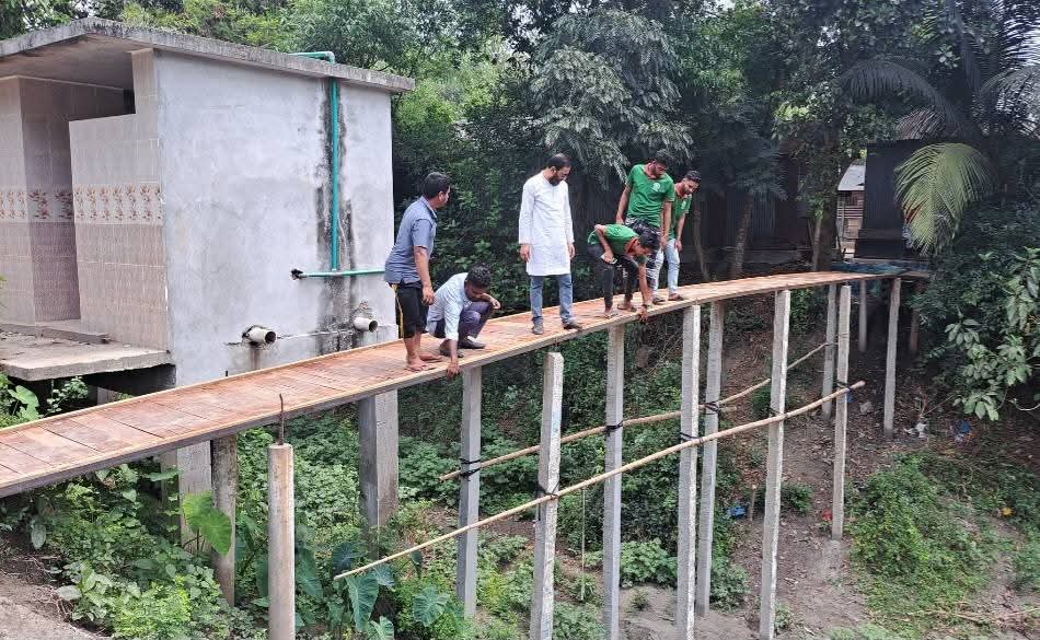 টাঙ্গাইলে স্বেচ্ছাশ্রমে ৬টি কাঠের সেতু তৈরি