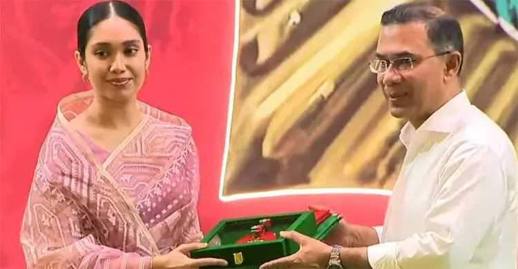 বাবার হাত থেকে ‘দাদু’ খালেদা জিয়ার স্বাধীনতা পদক নিলেন জাইমা