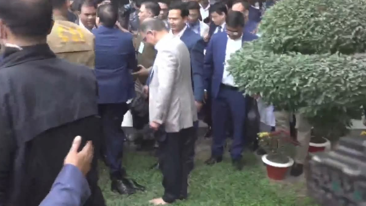 জুতা খুলে দেশের মাটির স্পর্শ নিলেন তারেক রহমান