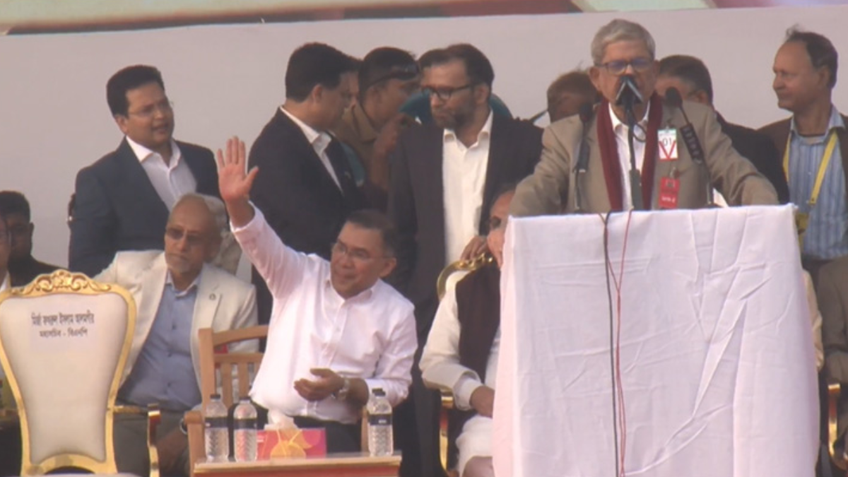 বিশেষ চেয়ার সরিয়ে সাধারণ চেয়ারে বসলেন তারেক রহমান