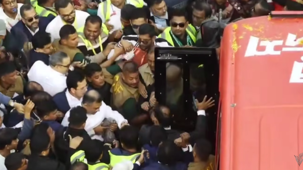 বক্তৃতা শেষে এভারকেয়ার হাসপাতালের পথে তারেক রহমান