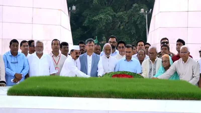 জিয়াউর রহমান ও খালেদা জিয়ার সমাধিতে শ্রদ্ধা তারেক রহমানের