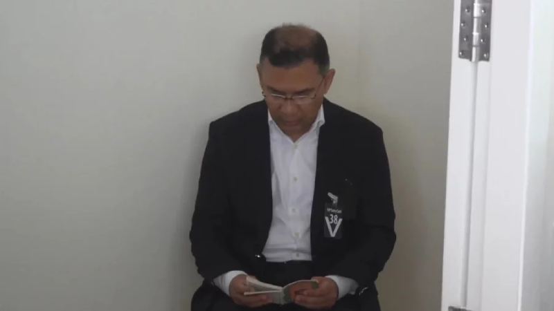 মায়ের পাশে তিলাওয়াত করছেন তারেক রহমান