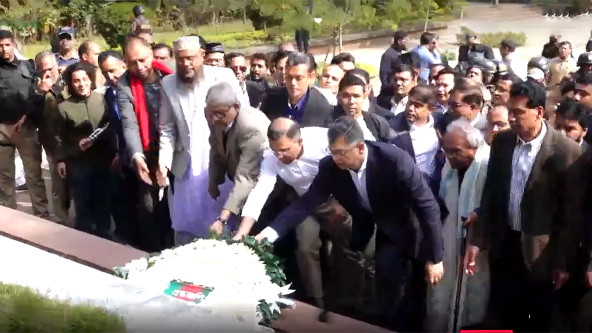 ওসমান হাদির কবর জিয়ারত করলেন তারেক রহমান