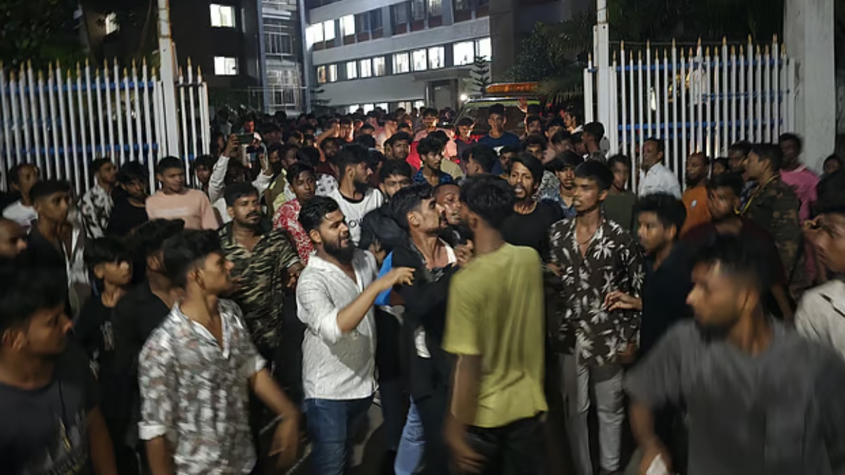 ছিনতাইকারীর ছুরিকাঘাতে কিশোরের মৃত্যু— লাশ নিয়ে থানা ঘেরাও, এসআই প্রত্যাহার