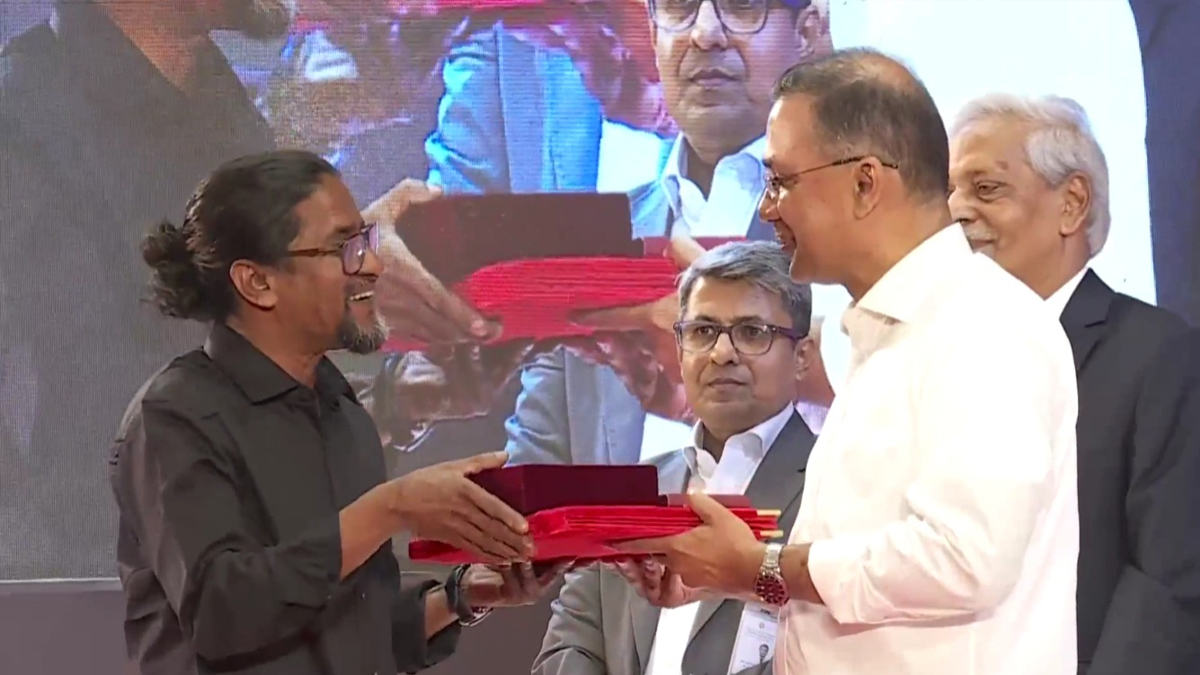 ভাস্কর্য শিল্পে একুশে পদক পেলেন তেজস হালদার