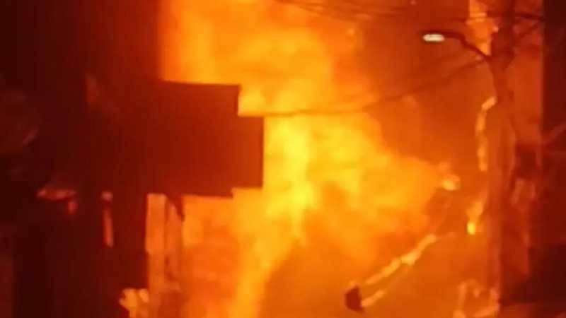 পুরান ঢাকার বংশালে ভয়াবহ অগ্নিকাণ্ড, নিয়ন্ত্রণে ৩ ইউনিট