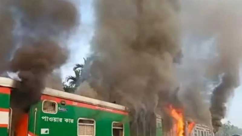 চট্টলা এক্সপ্রেসে ভয়াবহ আগুন