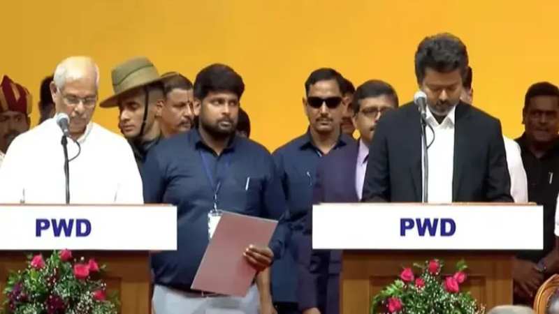 ৬০ বছরের প্রথা ভেঙে তামিলনাড়ুর মসনদে বিজয়, শপথ অনুষ্ঠানে রাহুল গান্ধী