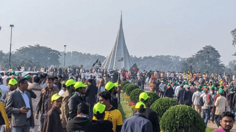 ফুলেল শ্রদ্ধায় জাতির শ্রেষ্ঠ সন্তানদের স্মরণ, স্মৃতিসৌধে জনতার ঢল